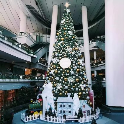 2025 Waterproof Giant PVC Artificial Christmas Tree with LED Lights Outdoor Christmas Tree Decor